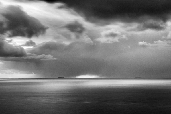 Paysage de l'île de Skye en Ecosse en noir et blanc.