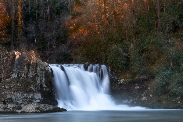 Une cascade dans les Smoky Mountains dans le Tennessee aux Etats-Unis. Photographie par Amar Guillen, artiste photographe.