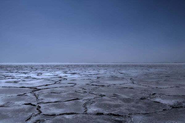 Paysage désertique et aride dans le désert de Danakil en Ethiopie. Photographie d'art en couleur par Amar Guillen, artiste photographe.