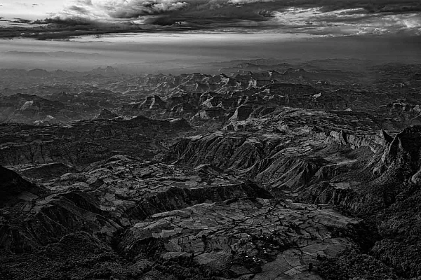 Paysages des montagnes du Simien en Ethiopie en noir et blanc