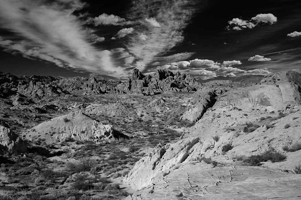 Paysage de Valley of Fire en noir et blanc. Photographie par Amar Guillen, artiste photographe. 