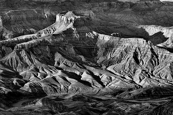 Photo en noir et blanc du Grand Canyon depuis la rive sud en Arizona. Photographie par Amar Guillen, artiste photographe.