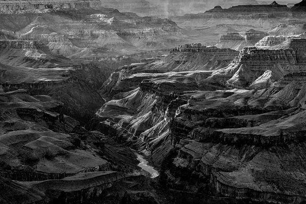 Paysage en noir et blanc du Grand Canyon dans l'Arizona. Photographie par Amar Guillen, artiste photographe.