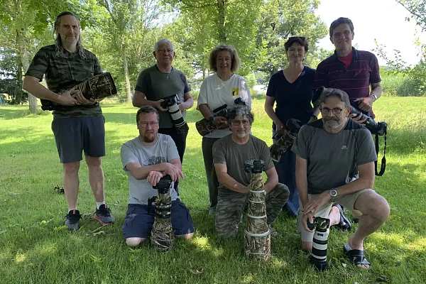 Les participants au stage de photo animalière en affûts flottants du 14 juin 2025 en Dombes.
