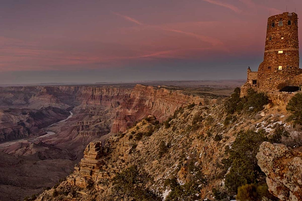 Le Grand Canyon photographié depuis la rive sud dans l'état de l'Arizona au crépuscule.
