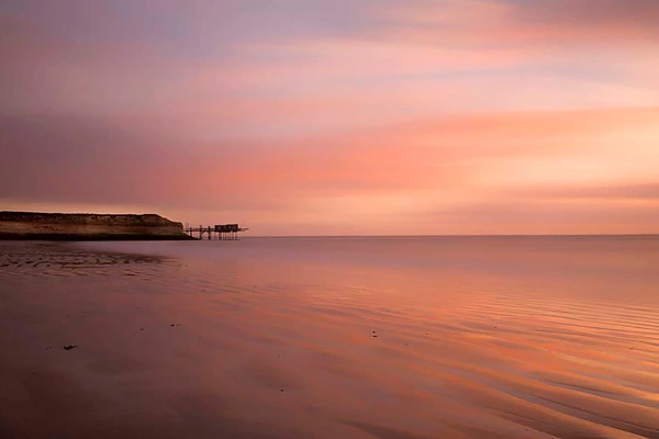 Aurore sur l'estuaire de la Gironde en Charente-Maritime en France.