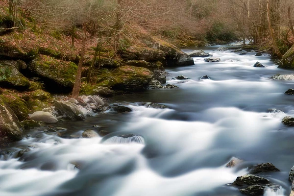 Cette photo d'un torrent dans les Smoky Mountains est une approche artistique photographique.