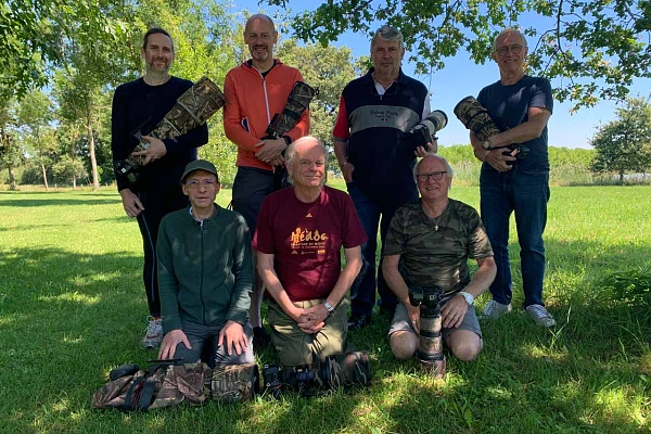 Les participants au stage de photo animalière en affûts flottants du 26 juin 2021 en Dombes. Accroupis : Robert, Loïc et Robert S. Debout : Frédéric, Ludovic, Robert B. et André.