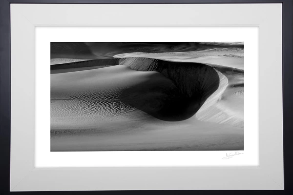 Une photo encadrée de la collection 'Vallée de la Mort'. Amar Guillen, artiste photographe