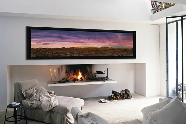 Un tirage d'art en couleur au format panoramique de Valley of Fire dans le Nevada exposé dans un salon.