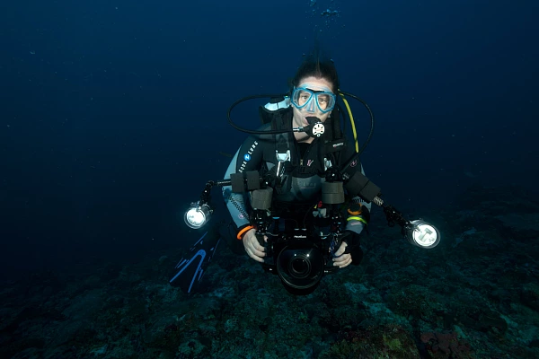 Emilie, une stagiaire photographe pendant un stage de photo sous-marine aux Maldives.