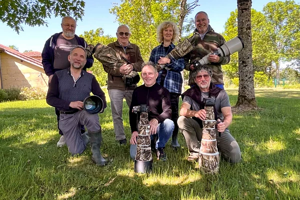 Les participants au stage de photo animalière en affût flottant du 2 mai 2026 en Dombes.