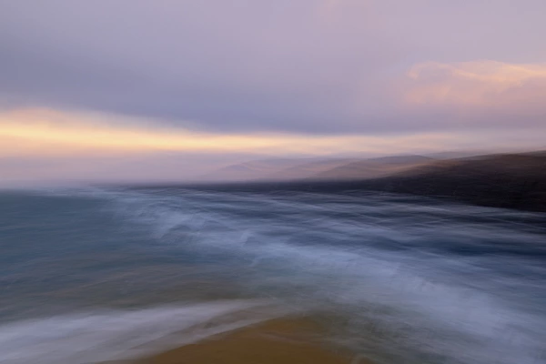 Un paysage côtier de l'Ecosse en couleur avec un effet artistique. Photographie d'art dans le style impression par Amar Guillen, artiste photographe.