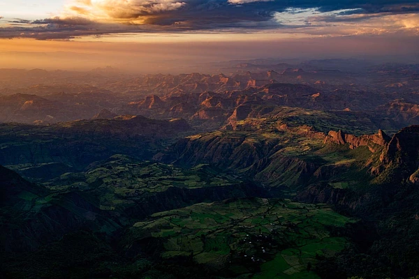 Paysage des Monts Simien en Ethiopie en couleur. Photographie par Amar Guillen, artiste photographe.