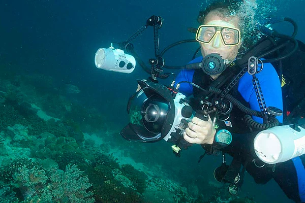 Amar Guillen, photographe sous-marin professionnel, pendant une plongée.