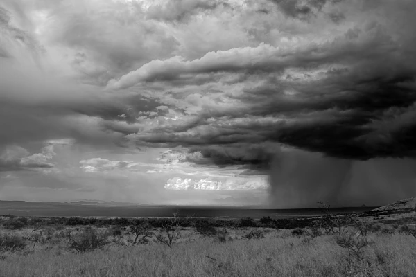 Photographie en noir et blanc d'un paysage du canyon de Madera pendant un orage.