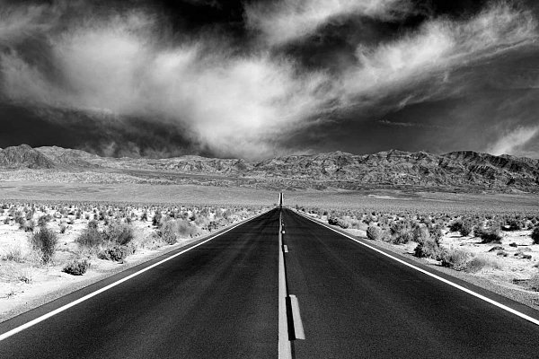 Route en Californie en direction de la Vallée de la Mort. Photographie par Amar Guillen, artiste photographe.