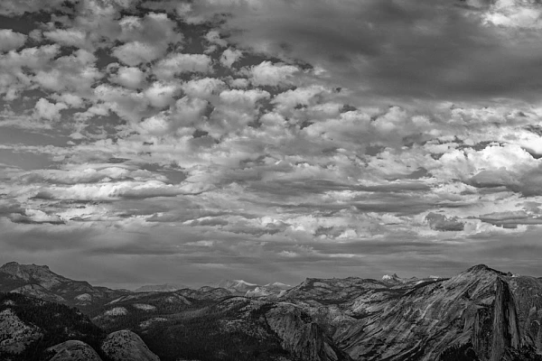 Une photo en noir et blanc de Yosemite dans le nord de la Californie.. Photo par Amar Guillen.