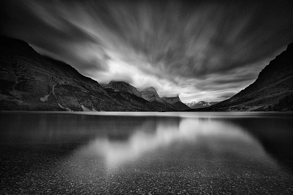 Une photo d'un paysage en noir et blanc dans le parc national des Glaciers dans le Montana aux Etats-Unis.