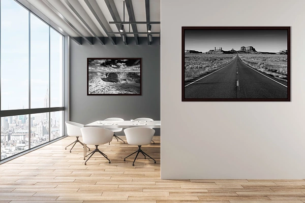 Deux photos d'art en noir et blanc accrochées sur les murs d'une salle de réunion d'une entreprise technologique.
