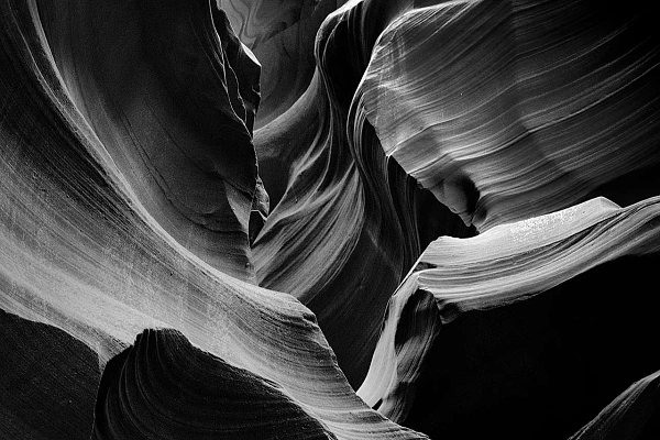 Photographie en noir et blanc de Upper Antelop Canyon dans l'Arziona.