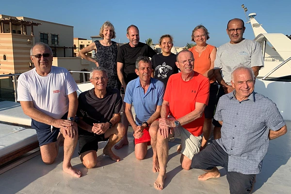 Les participants au stage de photo sous-marine en Mer Rouge durant une croisière latitude 27 en octobre 2018. Au premier plan : Eric B., Patrick, Didier, Eric G. et Henri. A l'arrière-plan: Francine, Serge, Manon, Sulvie et Adnane.