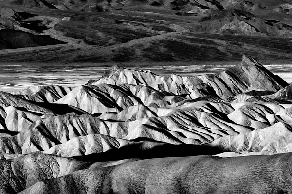 Photographie en noir et blanc de Zabriskie Point dans la vallée de la Mort aux Etats-Unis.
