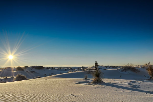Une photographie de paysage de White Sand Dunes au Nouveau Mexique cadrée avec un ratio  16:9.