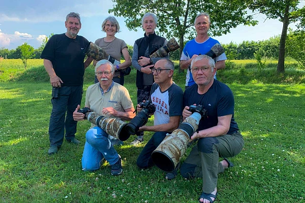 Les participants au stage de photo animalière en affûts flottants du 5 juin 2021 en Dombes. Accroupis : Philippe, Gilles et Pascal. Debout : Marie-Louise, Annik, Christiane et François.