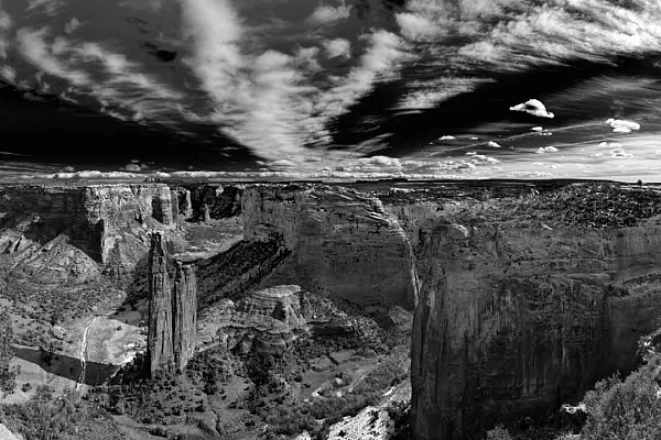 Paysage en noir et blanc du Canyon de Chelly en Arizona aux Etats-Unis. Photographie par Amar Guillen, artiste photographe.