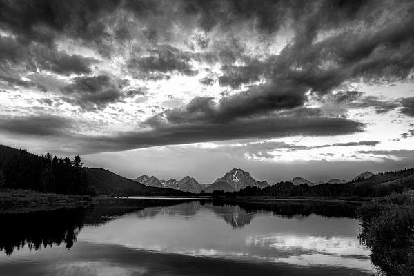 Le mont Grand Teton se réfléchissant dans un lac.