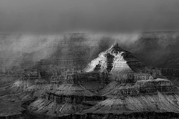 Tempête sur le Grand Canyon en Arizona aux Etats-Unis. Photographie par Amar Guillen, artiste photographe.