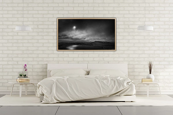 Une photo d'art de l'île de Skye en Ecosse exposée dans une chambre à coucher.