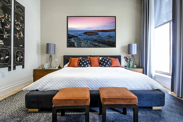 Tirage d'art d'un paysage de la côte d'Ecosse exposé dans une chambre parentale.
