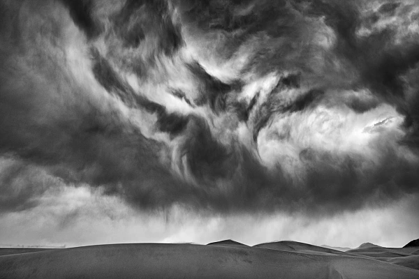 Paysage en noir et blanc de Great Sand Dunes dans l'état du Colorado aux Etats-Unis.