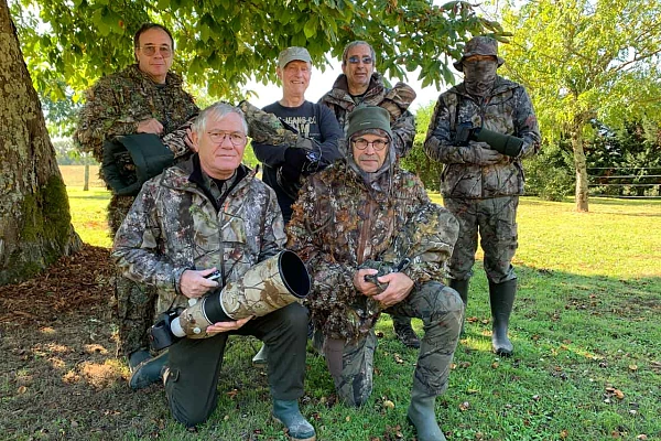 Les participants au stage de photo animalière consacré au brame du cerf en Charente-Maritime. Accroupis : Yves et Henri. Debout : Pascal, André, Didier et Rémi.
