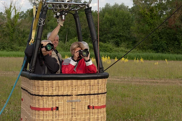 Un groupe de stagiaires photographes pendant un vol en montgolfière pendant un stage photo en Charente-Maritime.