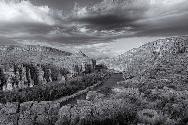 Paysage du Rio Grand dans Big Bend National Park au Texas. Photographie par Amar Guillen, artiste photographe.
