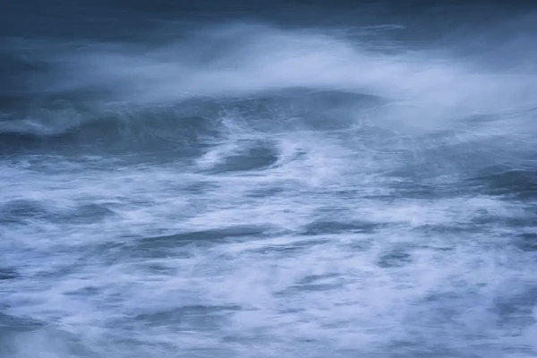 Vagues sur l'océan atlantique depuis le Finistère sud en Bretagne. Photographie d'art en couleur par Amar Guillen, artiste photographe.