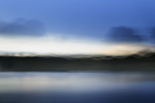 Paysage d'une zone humide photographiée de manière floue. Photographie d'art en couleur par Amar Guillen, artiste photographe.