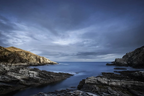 Paysage côtier de du nord du Sutherland en Ecosse en couleur.