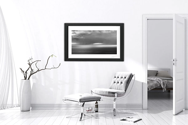 Une photo d'art de l'île de Skye en Ecosse en noir et blanc exposée dans un intérieur moderne et contemporain.