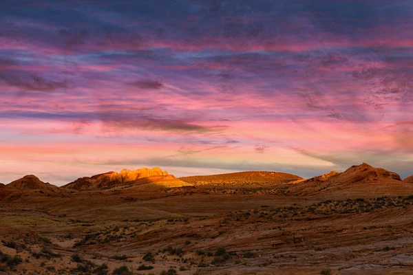 Photographie en couleur d'un lever de soleil sur Valley of Fire dans le Nevada. Photo par Amar Guillen, artiste photographe.