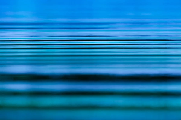 Vaguelettes à la surface de l'eau. Photographie par Amar Guillen, artiste photographe.