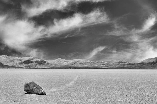 Photo en noir et blanc prise dans Race Track dans la vallée de la Mort.