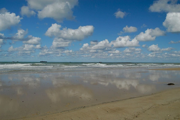 La plage de Arromanches en Normandie.