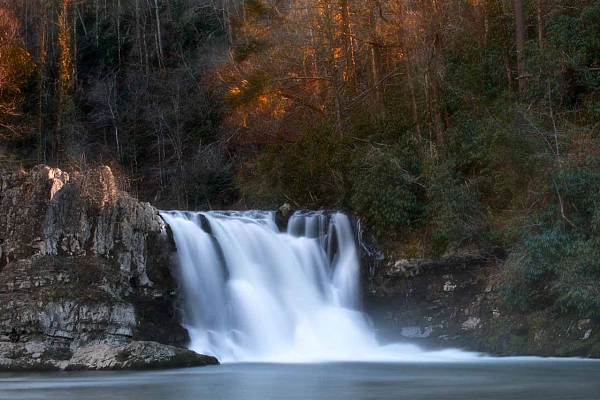 Cette photographie d'une cascade dans les Smoky Mountains est construite avec différents éléments. Elle évoque le temps qui passe.