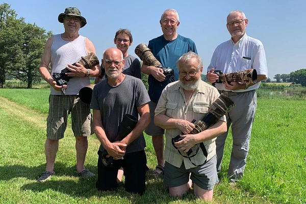 Les participants au stage de photo animalière en affûts flottants du 22 juin 2019 en Dombes. A genoux : Patrick et Jacek. Debout : Jean-Jacques, Patricia, Erick et Michel.
