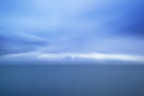 Paysage de l'océan atlantique des Asturies. Cette photo est un horizon bleuté. Photographie d'art en couleur par Amar Guillen, artiste photographe.