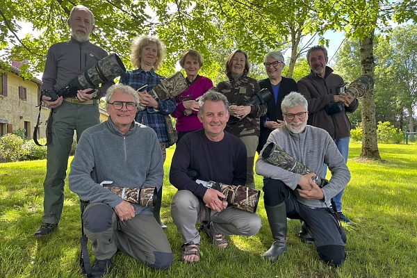 Les participants au stage de photo animalière en affût flottant du 9 mai 2026 en Dombes.